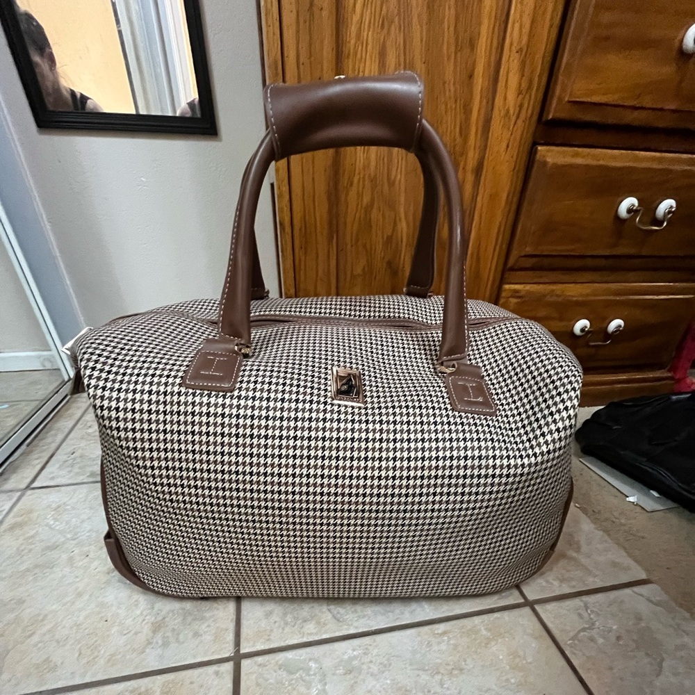 London Fog Roller Luggage, Medium